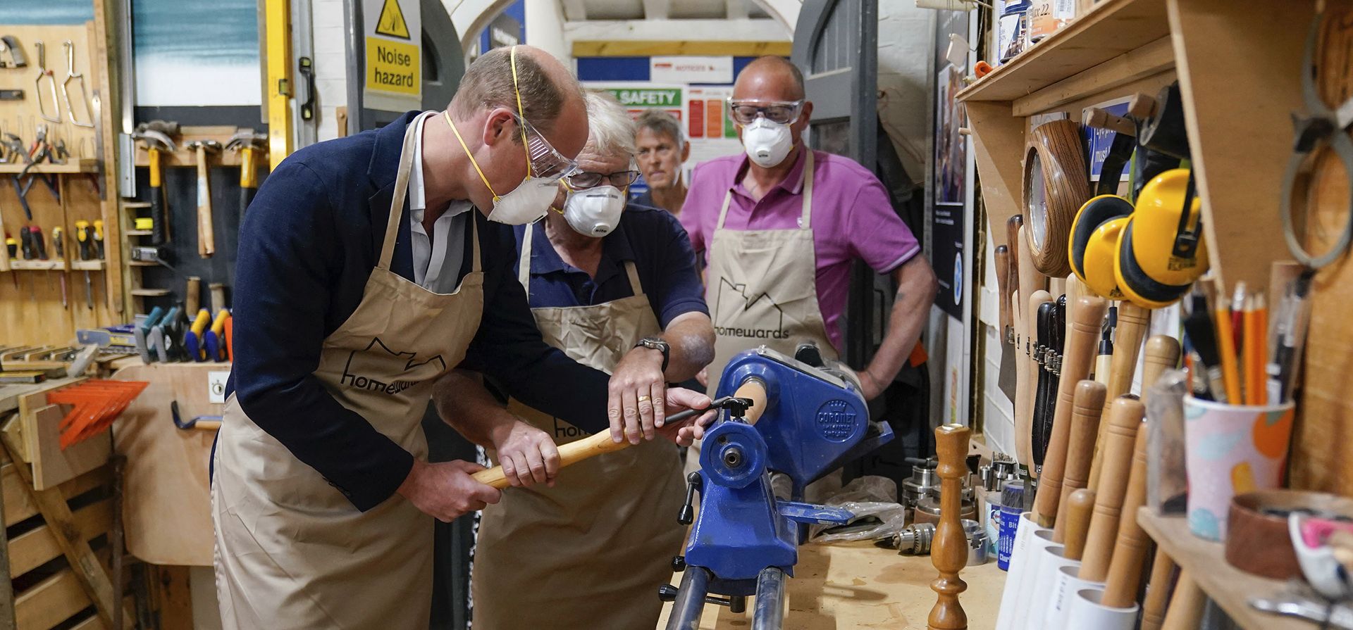 El príncipe William de Gran Bretaña usa un torno durante una visita al taller de carpintería Faithworks en Bournemouth, Dorset, como parte de su gira por el Reino Unido para lanzar un proyecto destinado a acabar con la falta de vivienda, el lunes 26 de junio de 2023. (Andrew Matthews/PA vía AP)