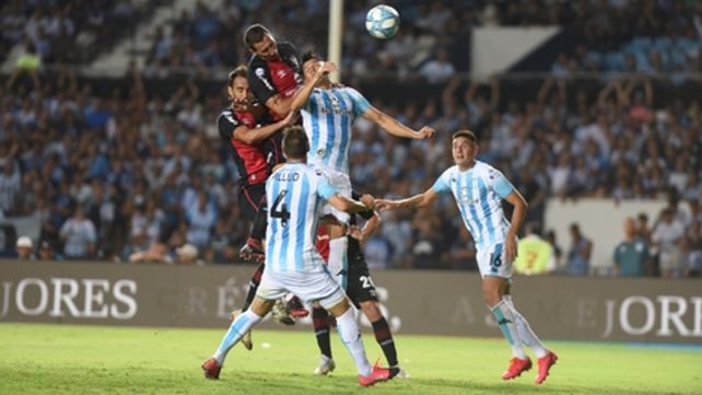 Mucho m&aacute;s arriba. Cristian Lema salta con todo para conectar el cabezazo