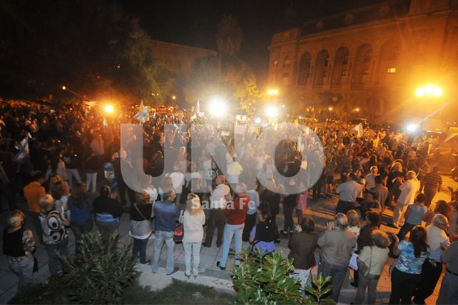 En Santa Fe una multitud llevó sus reclamos a la Plaza de Mayo