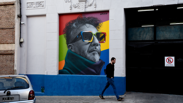 El mural de Gabriel Griffa en homenaje a Fito Páez inaugurado en el pasaje Poeta Fabricio Simeoni.&nbsp;