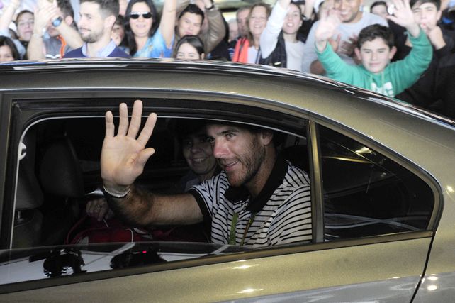Del Potro llegó al país y fue saludado calurosamente por el público en Aeroparque