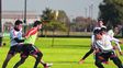 Dos adentro. Nehuén Paz, que marca a Scocco, y Prediger, que lo espera, formaron parte ayer del equipo titular en Bella Vista.
