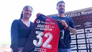El delantero muestra la camiseta que le entregó el club del Parque de manos de la secretaria Sharon Romero.