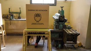 Detuvieron a una mujer por usar el teléfono dentro de la cabina de votación