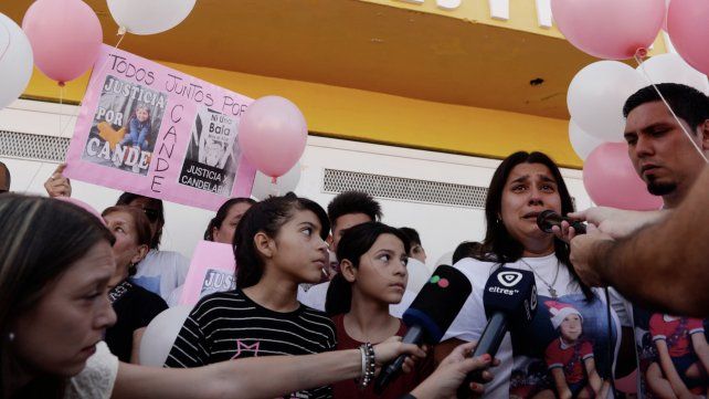 Los padres de Candelaria en el acto en memoria de la nena que murió en Navidad