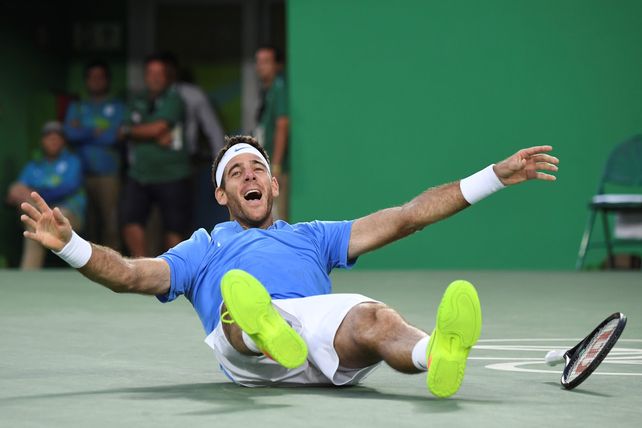 Del Potro se tira al piso para festejar el gran triunfo contra Rafa Nadal.