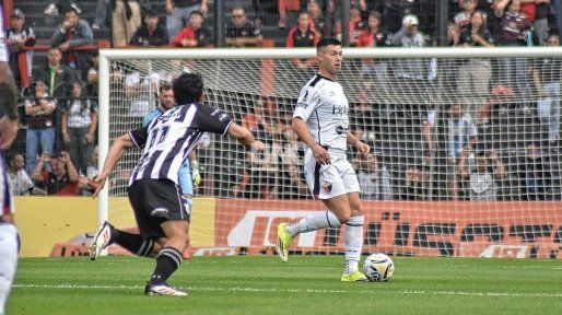 Colón va con todo en busca del empate, pero deja espacios y queda a marced de Chaco For Ever