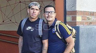 Carlos Palacios con un hincha de Boca en la puerta de la clínica.