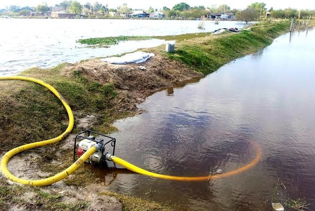 Se desagota el agua de lluvia y por filtración con motobombas en Villa Juana.