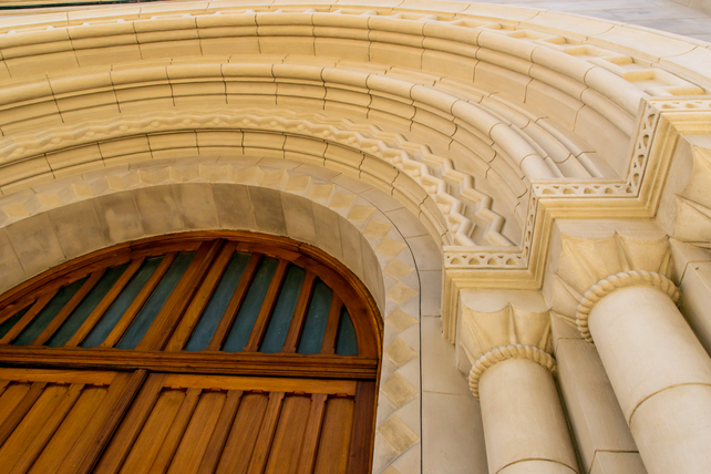 Además de los materiales originales del frente, se recuperaron la totalidad de las carpinterías, aberturas herrajes y las rejas de planta baja.