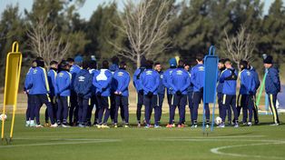 DT y jugadores. Tevez charla con sus dirigidos en la práctica matutina de este jueves.