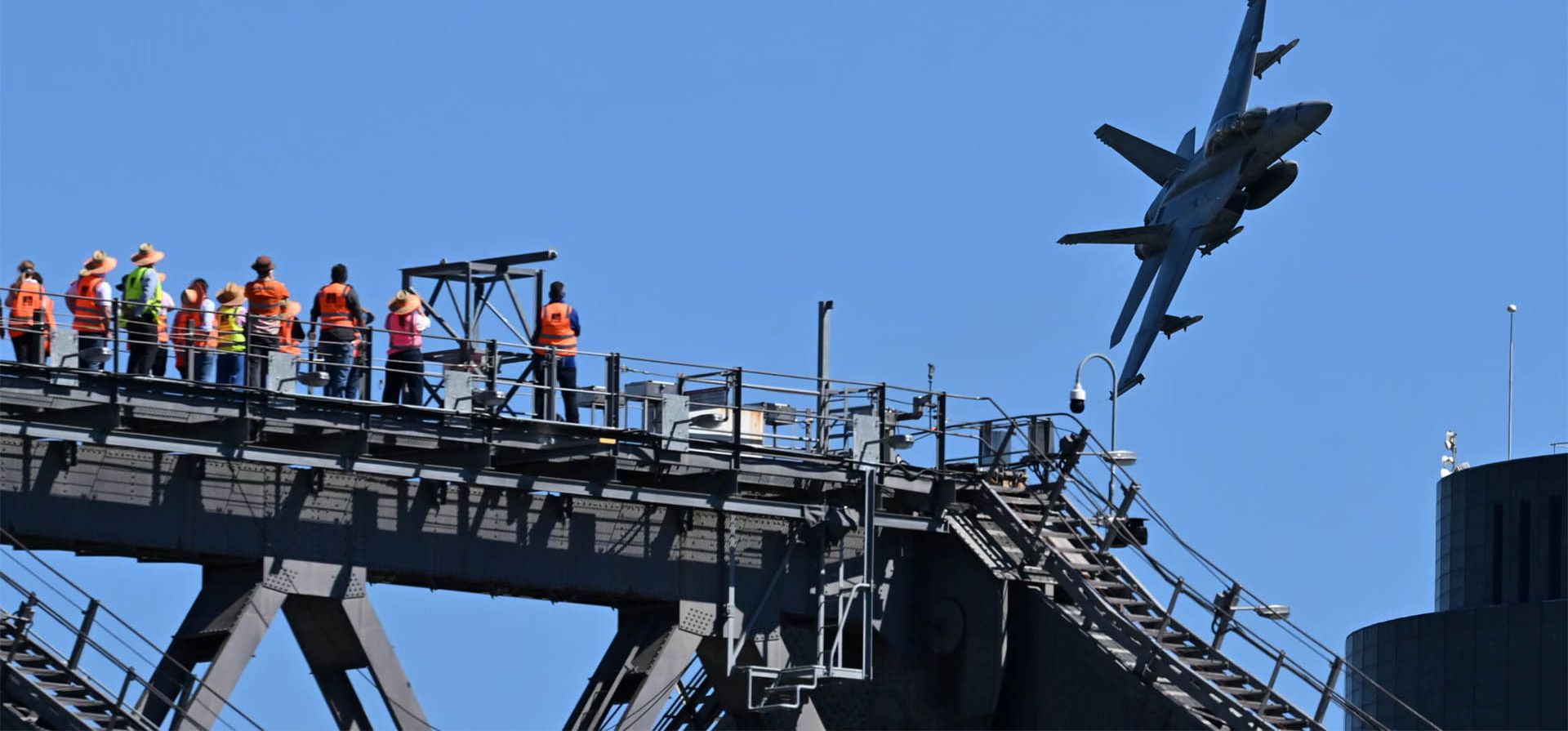 Un F/A-18F Super Hornet de la Real Fuerza Aérea Australiana sobrevuela a la gente que se encuentra en el puente Story durante un ensayo para el espectáculo Riverfire en el marco del festival de Brisbane de 2026 (Australia). Fotografía: Darren England/AAP