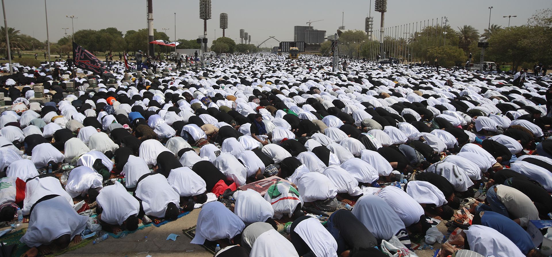 Seguidores del clérigo chiíta Muqtada al-Sadr asisten a las oraciones al aire libre de los viernes en la Plaza de las Grandes Festividades dentro de la Zona Verde, en Bagdad, Irak, el viernes 5 de agosto de 2022.