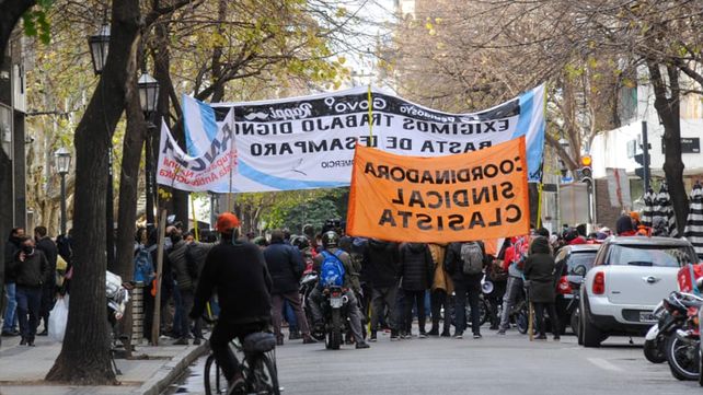 Los precarizados se concentraron hoy en el Paseo del Siglo y marcharon hasta la plaza San Martín.&nbsp;