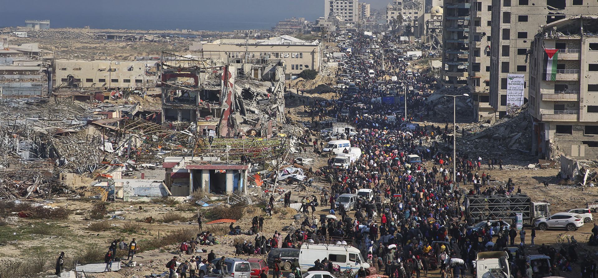 Palestinos desplazados regresan a sus hogares en el norte de la Franja de Gaza, luego de la decisión de Israel de permitir que miles de ellos regresen por primera vez desde las primeras semanas de la guerra de 15 meses con Hamas, el lunes 27 de enero de 2025. (Foto AP/Abed Hajjar) Palestinos desplazados regresan a sus hogares en el norte de la Franja de Gaza, luego de la decisión de Israel de permitir que miles de ellos regresen por primera vez desde las primeras semanas de la guerra de 15 meses con Hamas, el lunes 27 de enero de 2025. (Foto AP/Abed Hajjar)