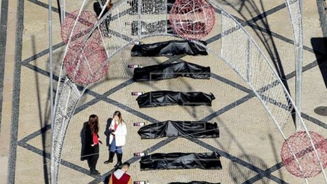 Lisboa. Feministas representaron ayer a víctimas de femicidios.
