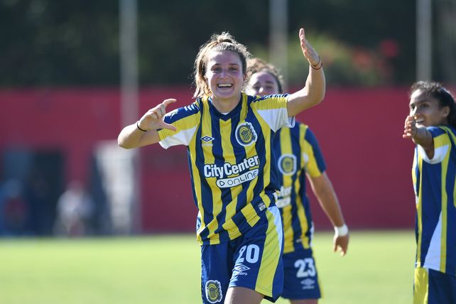 Sofía Arceo sonríe después de marcar el segundo gol del Central protagonista en el fútbol femenino.