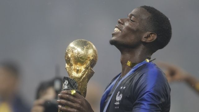 Bien merecido. El trofeo está en manos de una de las figuras del equipo francés