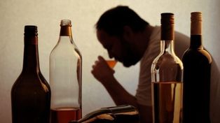 El alcohol sigue encabezando los consumos problemáticos en Rosario y el país