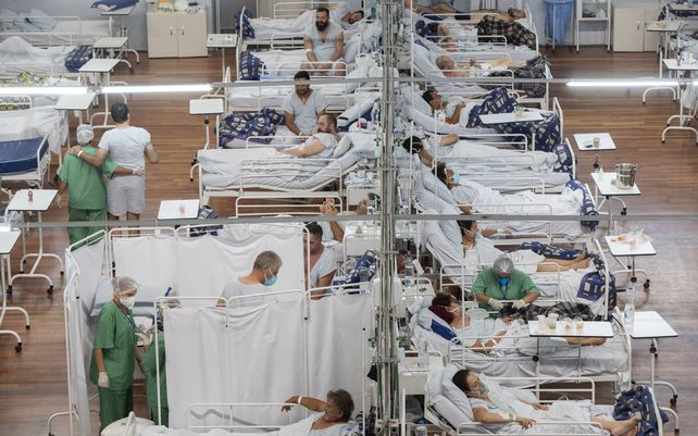 Pacientes con COVID-19 en un hospital de campaña construido dentro del coliseo deportivo Santo Andre