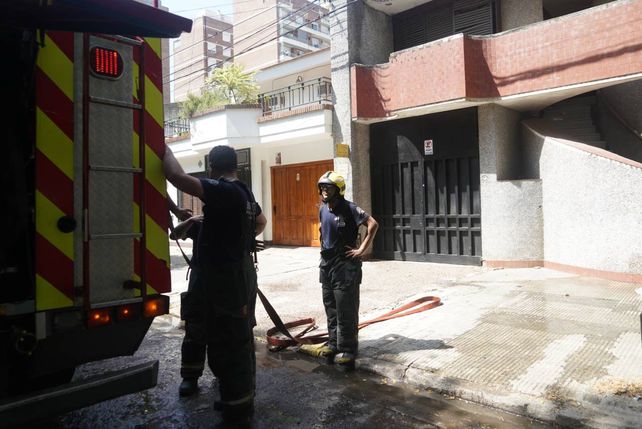 Los miembros de la dotación sobre la vereda sur de la calle La Paz.