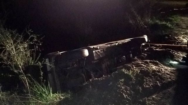 Conductor despistó y cayó a una alcantarilla con su auto