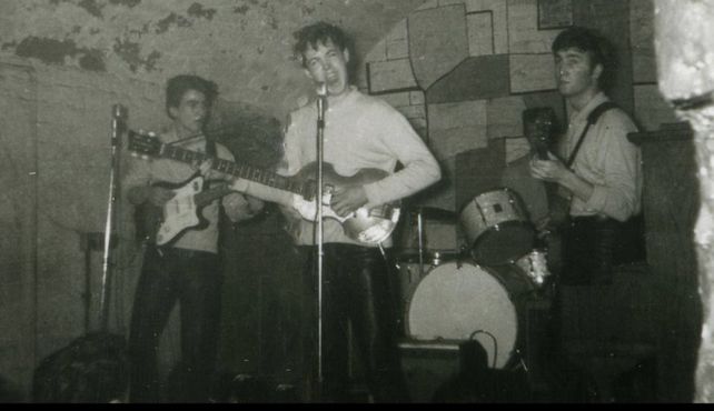 The Beatles tocando en The Cavern Club en 1961 (imágenes publicadas por prensa europea).