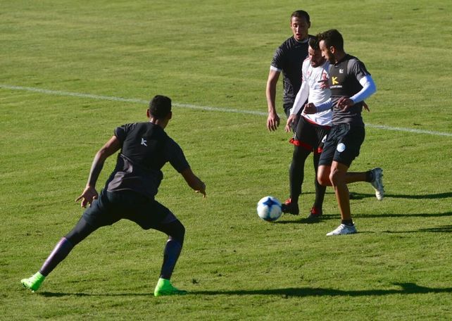 San Román enfrenta al defensor y al arquero del equipo cordobés. Será la apertura del marcador.&nbsp;