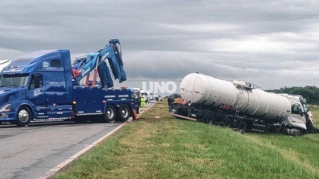Volcó un camión cisterna boliviano con nafta en la Ruta 34. Operativo de emergencia en el norte de Santa Fe