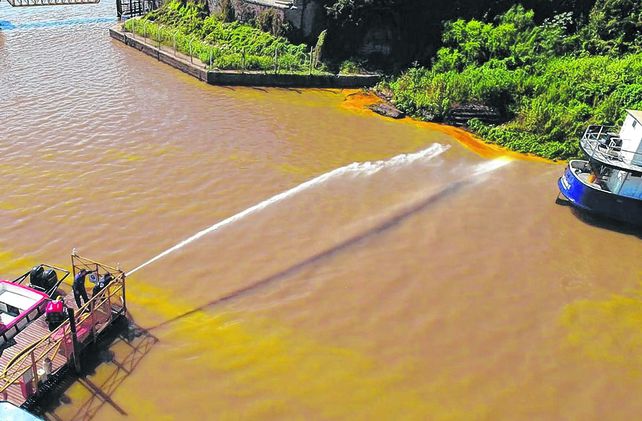 operativo &nbsp;Brigadas de compañías especializadas de la región colaboraron para contener la mancha de aceite a la altura del arroyo San Lorenzo.