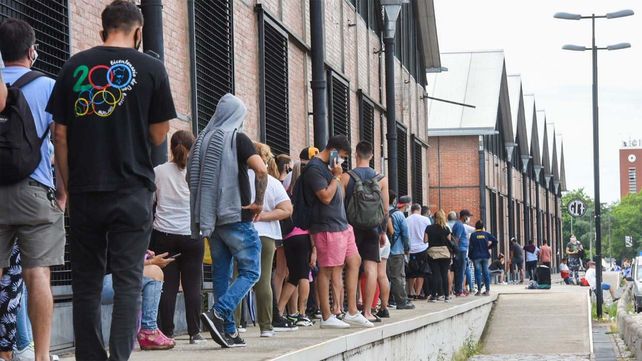 En 8 horas se agotaron los turnos para testearse en el Galpón 17