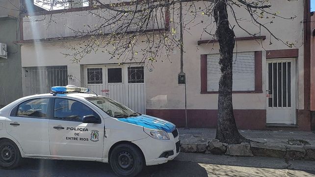 El domicilio donde alojaban a adultos mayores permanece clausurado y con custodia policial.