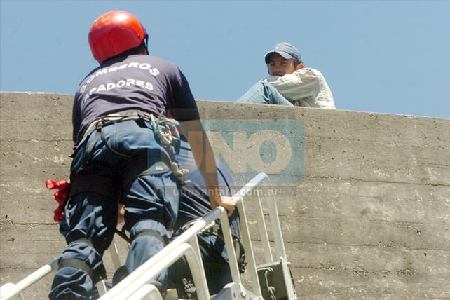 Auxiliaron a un joven que reclamaba por una vivienda en el puente Carretero