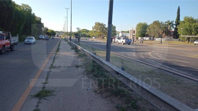 Personal policial trabaja en el lugar del accidente