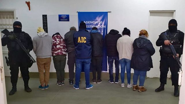 Esposados. Once personas fueron arrestadas por ser parte de la banda.
