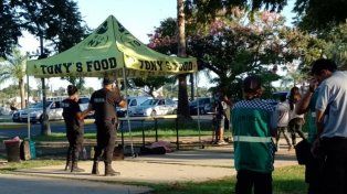 Intentaron levantarle su puesto de comida en la calle y terminó golpeando a una inspectora
