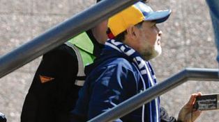 Se animó y la subió. Maradona desanda la escalera del estadio Islas Malvinas.