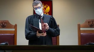 El juez del máximo tribunal Oleg Nefédov en la lectura del fallo.