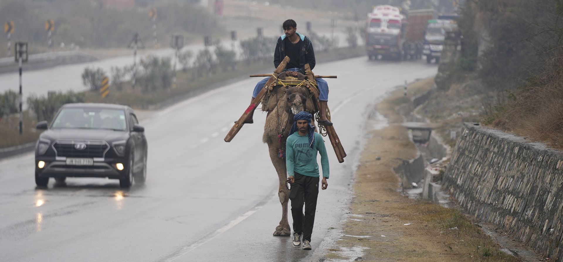 Un granjero regresa a casa con su camello después de un aguacero repentino en Nagrota, en la carretera Jammu-Srinagar, en las afueras de Jammu, India, el martes 30 de enero de 2024. (Foto AP/Channi Anand) Un granjero regresa a casa con su camello después de un aguacero repentino en Nagrota, en la carretera Jammu-Srinagar, en las afueras de Jammu, India, el martes 30 de enero de 2024. (Foto AP/Channi Anand)