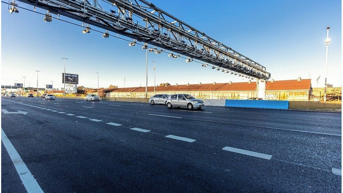 Las autopistas porteñas funcionan con peajes sin barreras y el TelePASE es obligatorio para circular