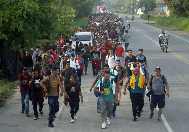 Centroamericanos luego de cruzar la frontera entre Guatemala&nbsp; y México en Ciudad Hidalgo.