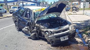Así quedó el auto tras chocar contra el árbol. El conductor fue llevado al Cullen