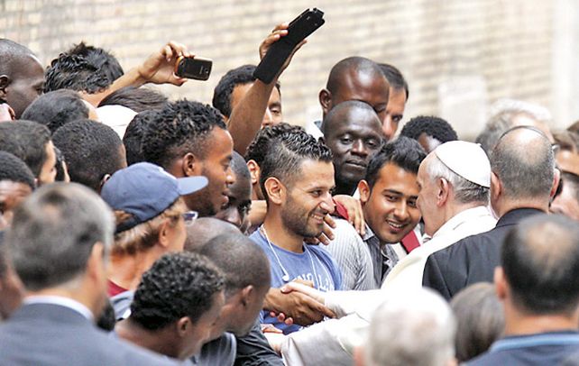Cercanía. Bergoglio visitó a refugiados en el centro jesuita romano Astalli.