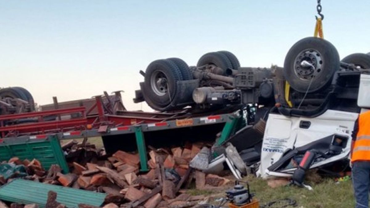 Vera: murió el conductor de un camión que volcó en la ruta nacional 11