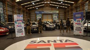 Subastan los vehículos decomisados a criminales: esperan tres mil personas