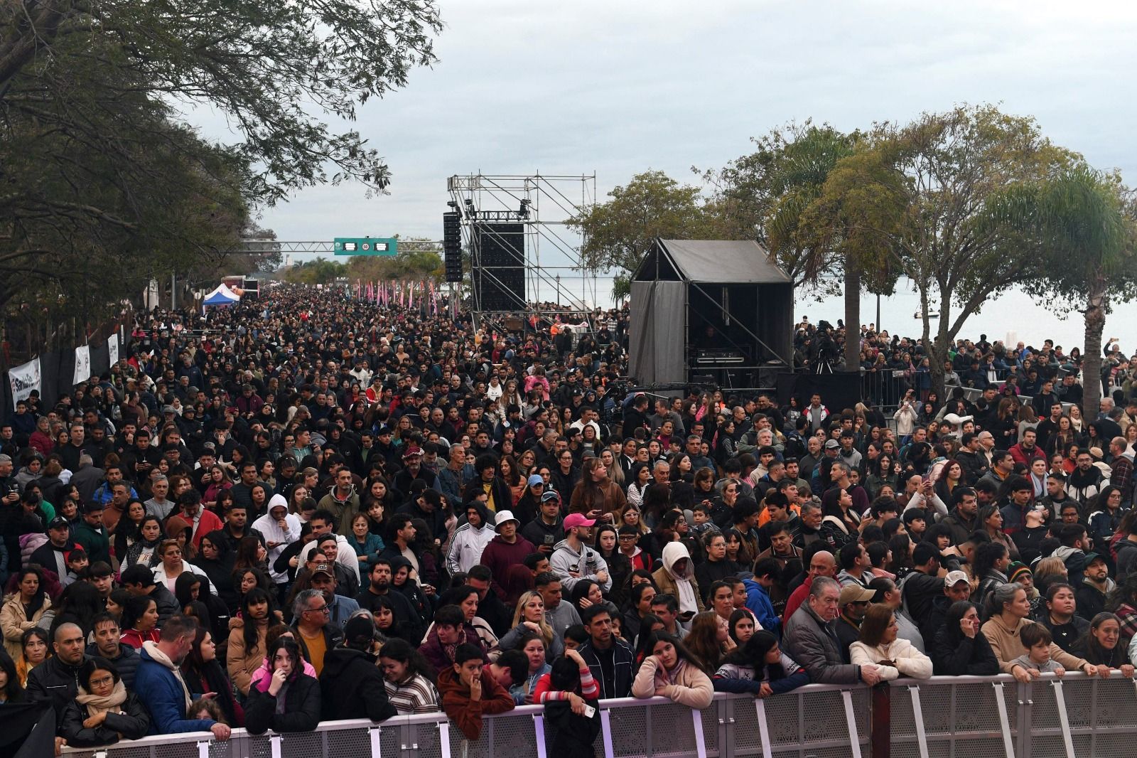 Uno Santa Fe | Fiesta a orillas de la Setúbal: más de 40 mil personas celebraron la llegada de la Antorcha Suramericana y el reencendido del Puente Colgante