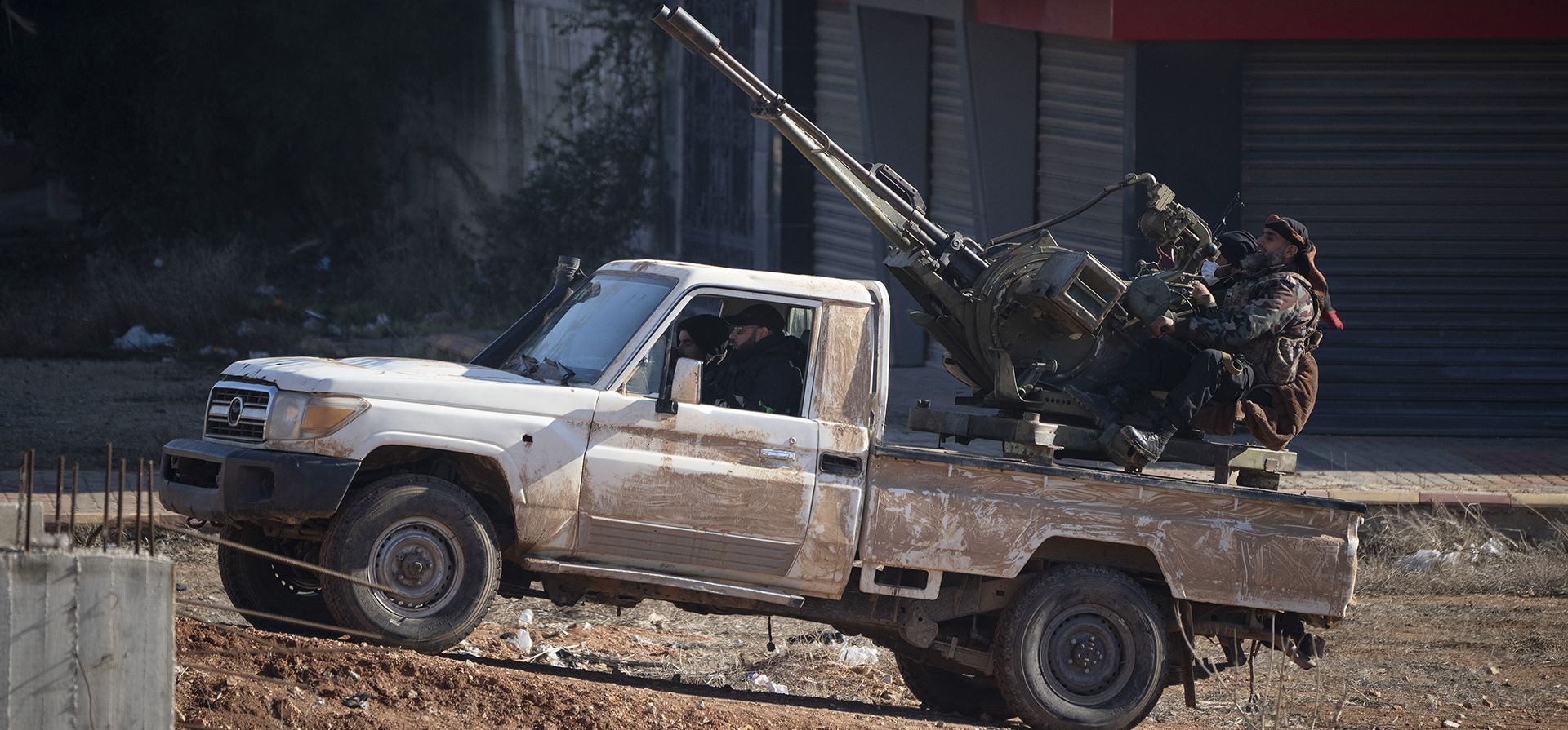 Miembros de las nuevas fuerzas de seguridad participan en una operación para detener, según los medios estatales, a milicianos afiliados al derrocado presidente Bashar Assad en Homs, Siria, el jueves 2 de enero de 2025. (Foto AP/Leo Correa) Miembros de las nuevas fuerzas de seguridad participan en una operación para detener, según los medios estatales, a milicianos afiliados al derrocado presidente Bashar Assad en Homs, Siria, el jueves 2 de enero de 2025. (Foto AP/Leo Correa)