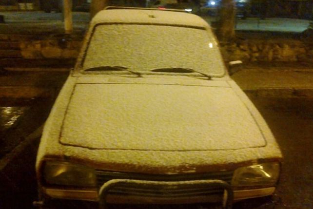 Los primeros copos de nieve tapizan de blanco las Sierras