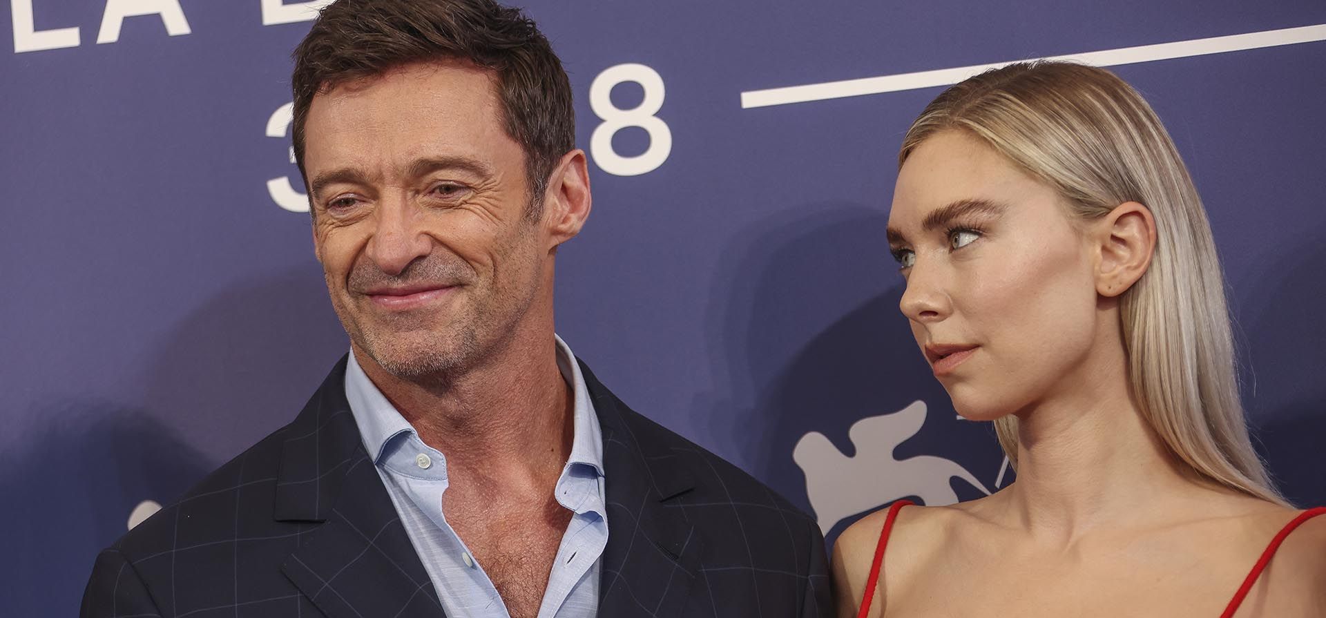 Hugh Jackman y Vanessa Kirby posan para los fotógrafos en la sesión fotográfica de la película