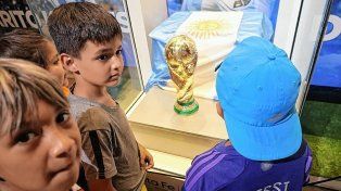 La réplica de la copa ya se exhibió en Rosario. Ahora le toca a la ciudad capital de la provincia